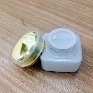 HŨ ĐỰNG KEM 30G VUÔNG, MÀU TRẮNG, NẮP XI VÀNG PHỦ MỜ