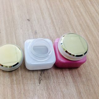HŨ ĐỰNG KEM 30G VUÔNG, MÀU TRẮNG, NẮP XI VÀNG PHỦ MỜ