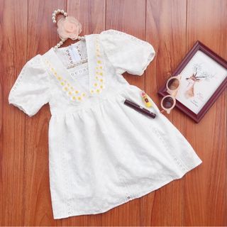 Váy trắng thêu hoa cổ chữ V cộc tay