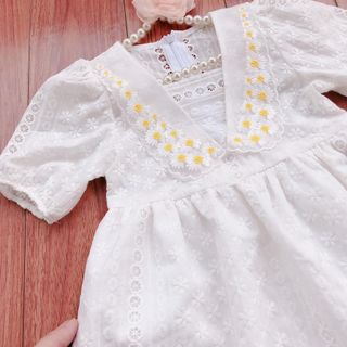 Váy trắng thêu hoa cổ chữ V cộc tay