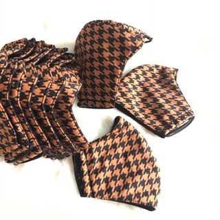 Khẩu trang kẻ đen