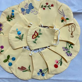 Khẩu trang vải thêu tay màu vàng