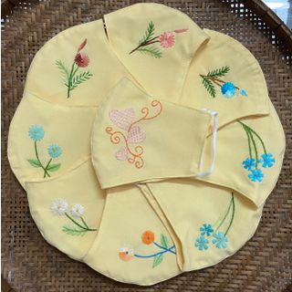 Khẩu trang vải thêu tay màu vàng