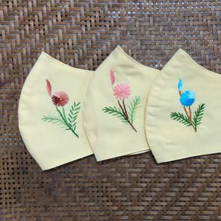Khẩu trang vải thêu tay màu vàng