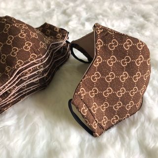 Khẩu trang chữ G