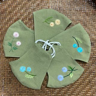Khẩu trang thêu tay