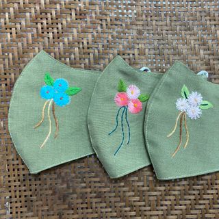 Khẩu trang thêu tay