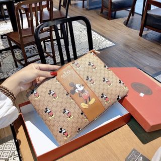 Ví cầm tay mickey