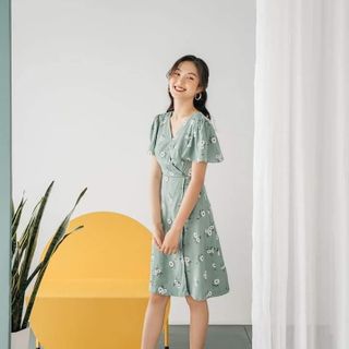 Đầm cổ chéo phối hoa cúc