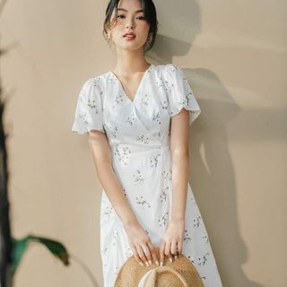 Đầm cổ chéo phối hoa cúc