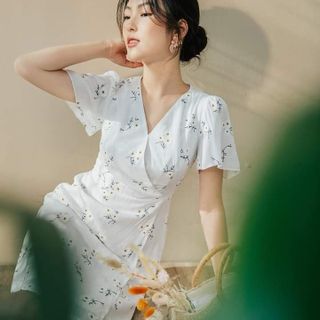 Đầm cổ chéo phối hoa cúc