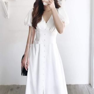 Đầm midi với hàng nút bọc cực sang ở giữa