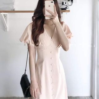 Đầm midi với hàng nút bọc cực sang ở giữa