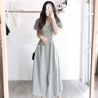 Đầm midi với hàng nút bọc cực sang ở giữa
