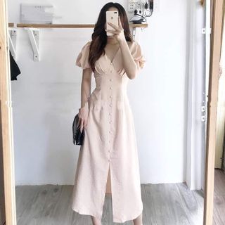 Đầm midi với hàng nút bọc cực sang ở giữa