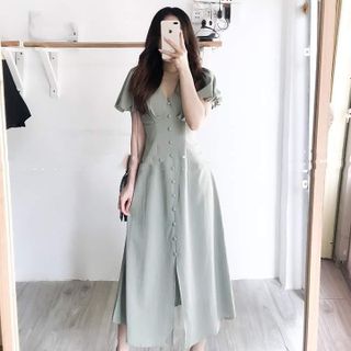 Đầm midi với hàng nút bọc cực sang ở giữa