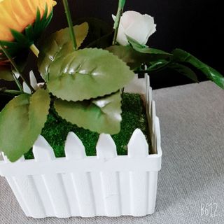 Chậu hoa hướng dương cỏ xanh hàng rào vuông (kt: 110x110x90)