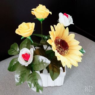 Chậu hoa hướng dương cỏ xanh hàng rào vuông (kt: 110x110x90)