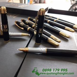 Bút Kim Loại Nắp đẩy thân đen nhám cài vàng in khắc logo