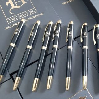 Bút Kim Loại Nắp đẩy thân đen nhám cài vàng in khắc logo