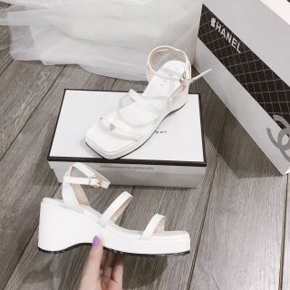 Giày sandal đế xuồng nữ đế gợn sóng phối quai ngang cách điệu - Giày đế xuồng nữ cao 7cm có 2 màu Trắng và Đen - YH237D