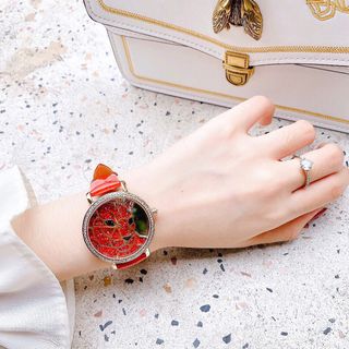 Độc đáo cùng Davena báo gấm nạm hàng nghìn tinh thể pha lê siêu chất chơi.