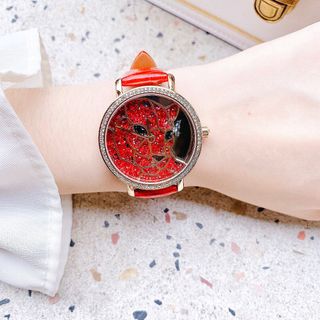 Độc đáo cùng Davena báo gấm nạm hàng nghìn tinh thể pha lê siêu chất chơi.