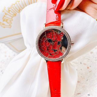 Độc đáo cùng Davena báo gấm nạm hàng nghìn tinh thể pha lê siêu chất chơi.
