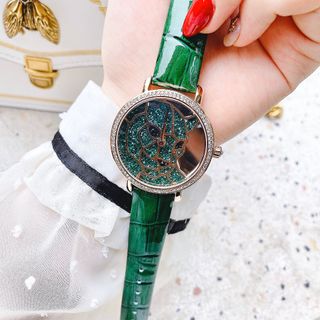 Độc đáo cùng Davena nạm đá hình báo gấm siêu chất chơi.