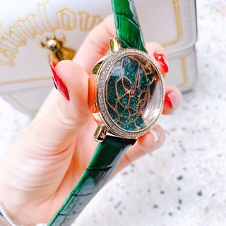 Độc đáo cùng Davena nạm đá hình báo gấm siêu chất chơi.