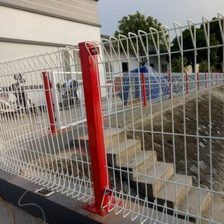 Cung cấp lưới thép hàng rào bẻ 2 đầu tam giác , giá rẻ tại Hà Nội