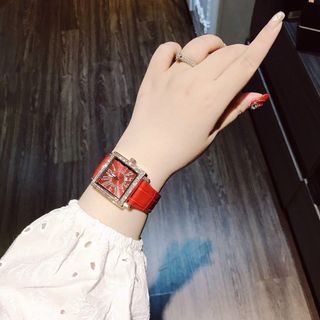 Davena mặt vuông siêu cá tính với tone đỏ trầm