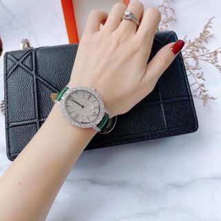 Davena cực chất với thiết kế mặt ovan full đá dây xanh