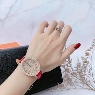 phiên bản Davena cực chất với thiết kế mặt ovan full đá đỏ