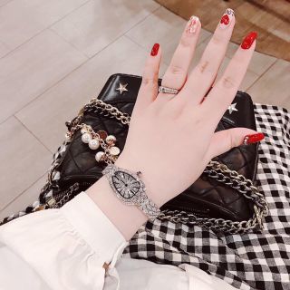 Dvena đẹp sang độc lạ với thiết kế đầu rắn