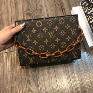Túi đeo chéo vuông L**V dây xích nhựa