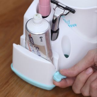 Cắm bàn chải và kem đánh răng