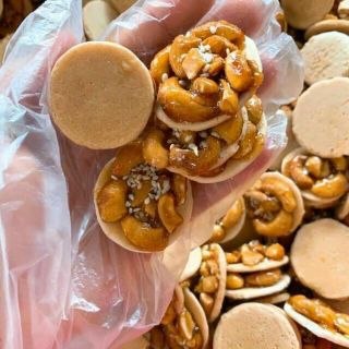 Bánh đồng tiền hạt điều