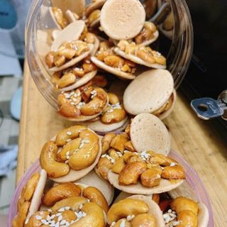 Bánh đồng tiền hạt điều