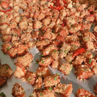 Tốp mỡ sốt mắm hành