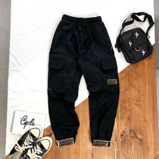 Quần jogger kaki túi hộp - Quần Túi Hộp dán gấu