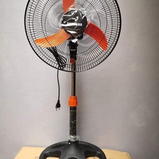 QUẠT ĐỨNG THẬT XỊN NHA KHÁCH À