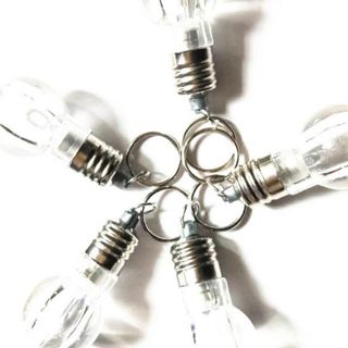 Móc khóa hình bóng đèn sẵn pin 8k