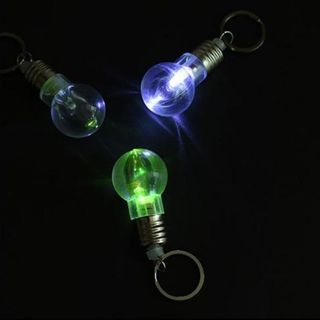 Móc khóa hình bóng đèn sẵn pin 8k
