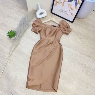 Váy tapta cổ vuông