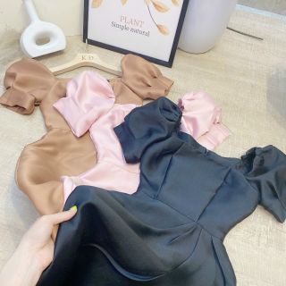 Váy tapta cổ vuông