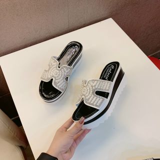 Dép quai ngang chữ H