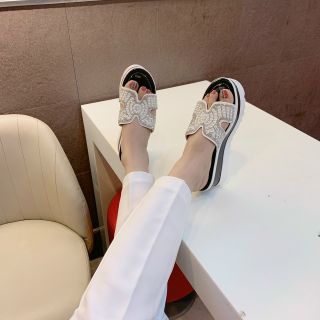 Dép quai ngang chữ H
