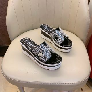 Dép quai ngang chữ H