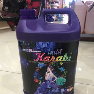 Nước giặt Karabi, công nghệ Thái Lan, sản xuất tại Việt Nam, nguồn hương liệu nhập Đức.